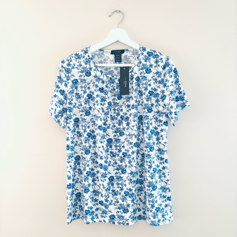 NWT Love Ryan Los Angeles Short Sleeve Flowered Top Size Large Blue & White